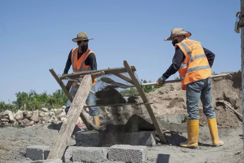 Image of two EIIP workers working on a building site